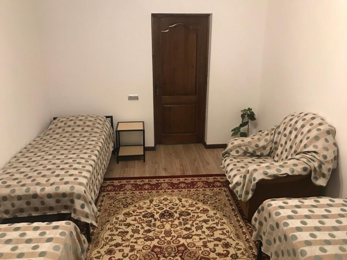 Agyn Guest House Karakol Esterno foto